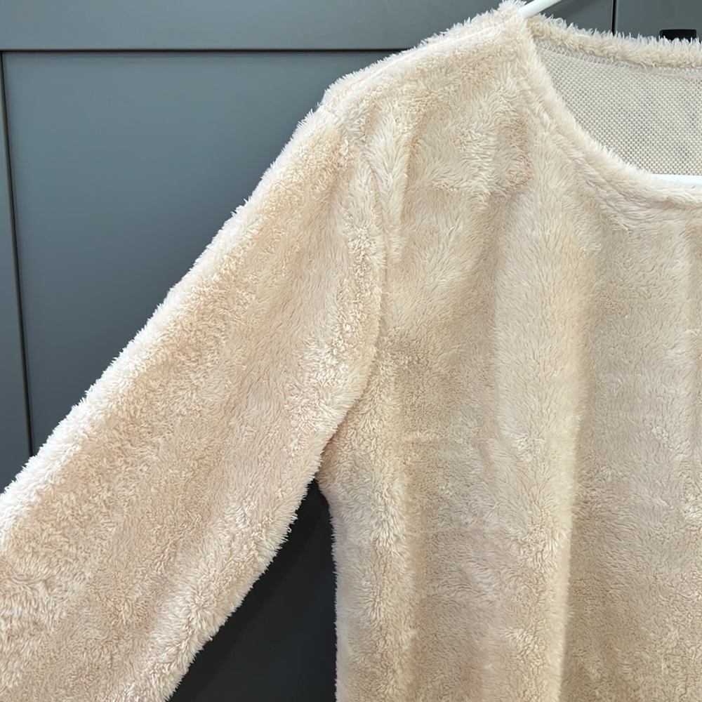 Woman’s Sz 3XL Super Soft Cream Fuzzy Hi/Low Long Sleeve Top - Picture 2 of 5
